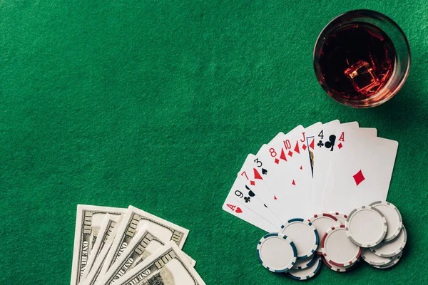 Antarmuka aplikasi homeplay77 di smartphone menampilkan menu utama dengan akses ke meja live-dealer, sports betting, dan permainan slot